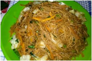 Tak perlu direndam air, ini cara bikin bihun goreng gurih, nggak cepat basi, dan cokelatnya merata