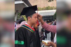 Dibedakin emak di tengah keramaian jelang wisuda, reaksi pria ini di luar dugaan