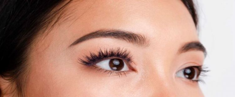 Tampak lebat tanpa produk makeup, ini trik atasi alis dan bulu mata tipis pakai 1 jenis minyak