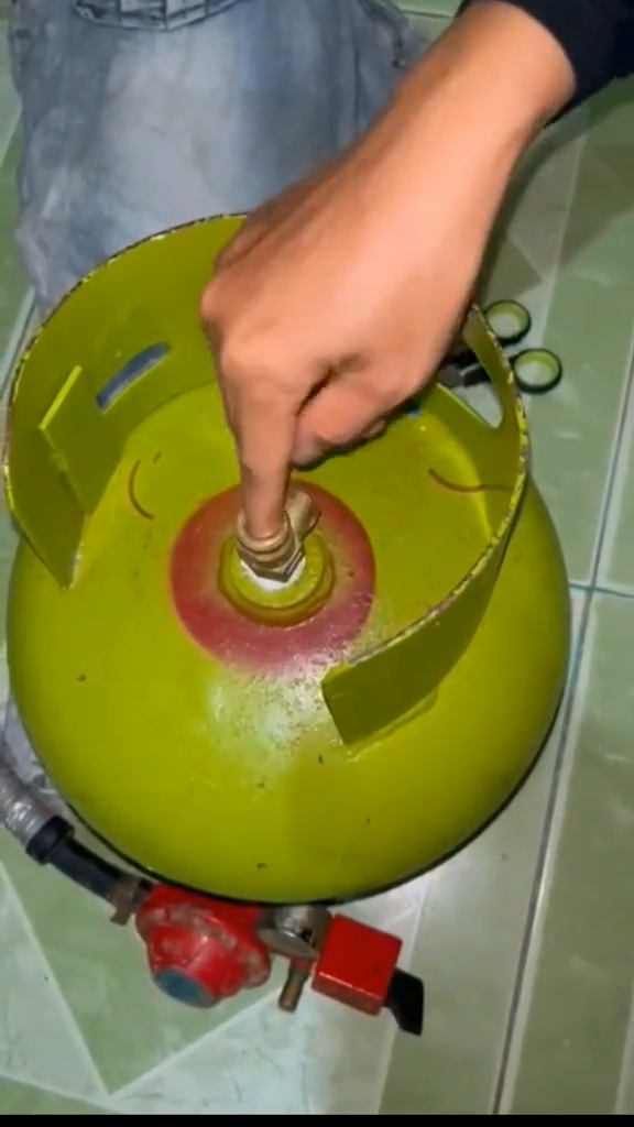 Tak perlu ganti karet baru, ini trik mengatasi tabung gas elpiji yang bocor pakai 2 alat sederhana