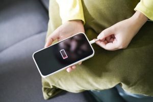 Cara melindungi baterai smartphone agar lebih awet, hindari 3 kebiasaan ini 
