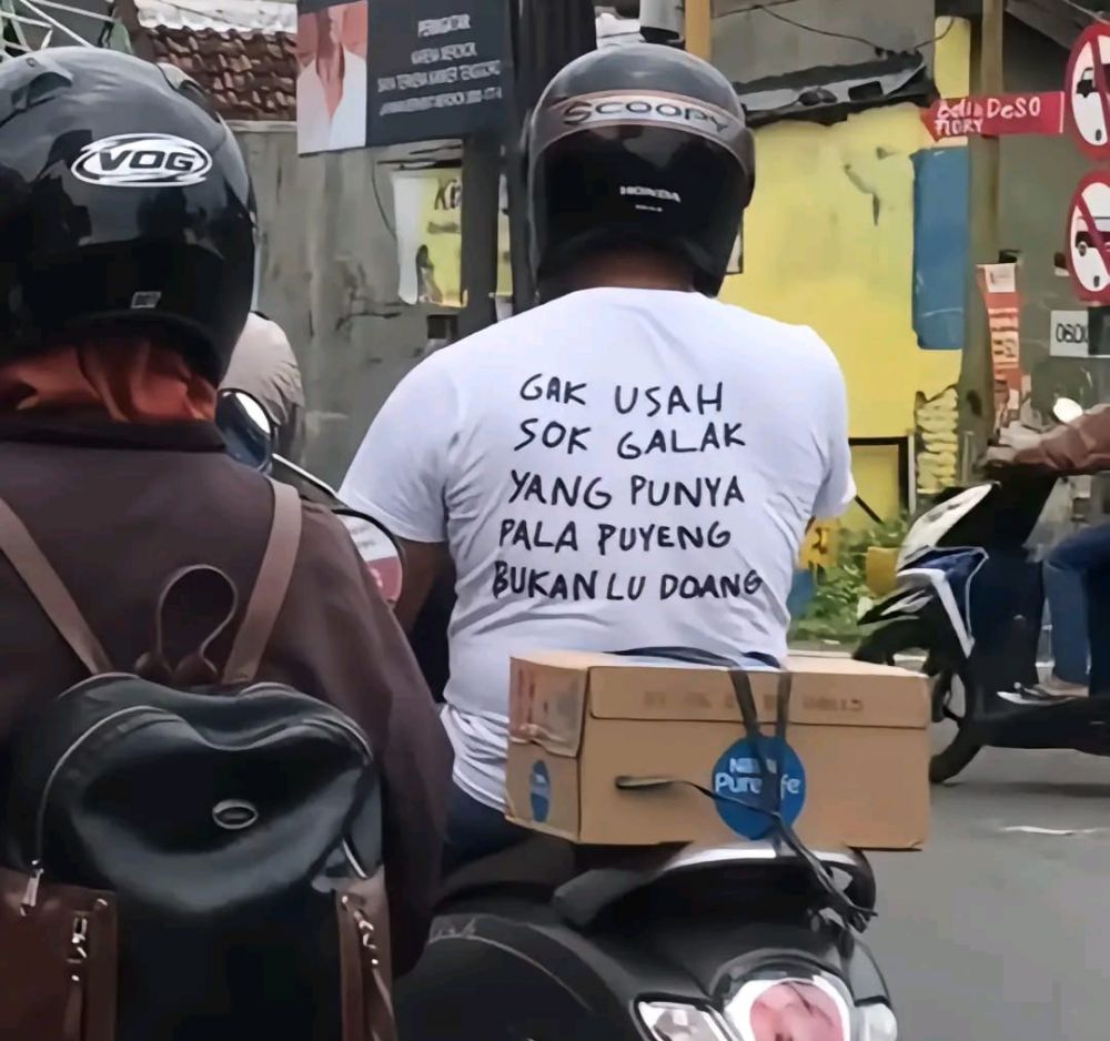 20 Potret kocak tulisan di belakang baju ini bikin nyengir kuda, masalah hidupnya apa sih?