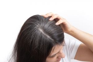 Tak perlu disemir rutin, ini trik memudarkan uban agar warna alami rambut kembali pakai 1 jenis bunga