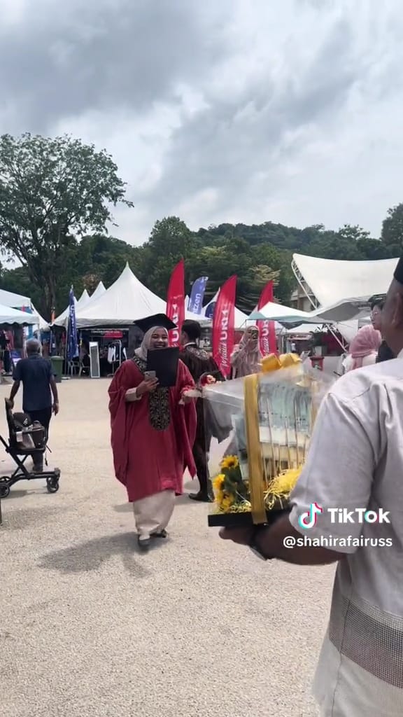 Wisuda berasa nikahan, aksi keluarga bawakan hadiah ala seserahan ini kece abis, isinya unik banget