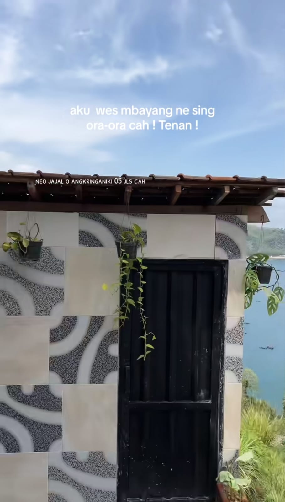 Dari luar tampak biasa saja, toilet outdoor ini pemandangan dalamnya bikin betah buang hajat