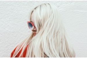 Tanpa perlu disemir, ini cara cegah uban prematur pakai 1 bumbu dapur