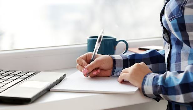 9 Contoh essay bahasa Indonesia, lengkap dengan panduan, tips, dan cara menulisnya