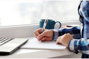 9 Contoh essay bahasa Indonesia, lengkap dengan panduan, tips, dan cara menulisnya