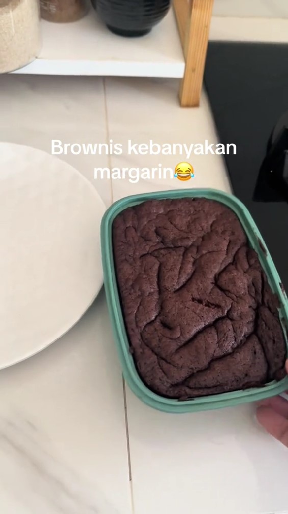 Efek kebanyakan margarin, brownies buatan wanita ini jatuhnya glowing pol, nggak jadi ngemil cantik