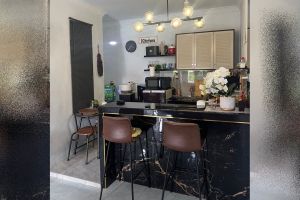 9 Potret dapur mini bar tanpa kitchen set rumah subsidi ini kombinasi hitamnya elegan, tak bikin suram