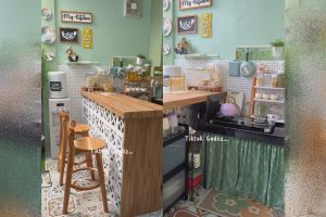 9 Potret dapur hijau tanpa kitchen set pakai mini bar ini estetiknya nggak norak, bikin ibu-ibu mupeng