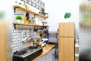 11 Potret dapur tanpa kitchen set ini tetap estetik cuma pakai rak kayu, cocok buat emak antiribet