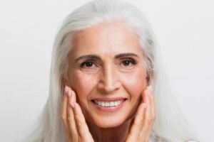 Nggak cuma pakai putih telur, begini cara atasi kerutan dan wajah kendur dengan tambahan 1 jenis buah