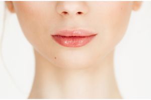 Tanpa tambahan lemon, ini trik membuat bibir merah merona alami dan lembut pakai scrub dari 1 buah