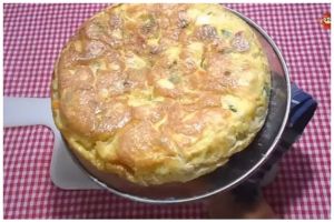 Tanpa tambahan air atau tepung, ini trik bikin telur dadar tebal dan antikempis meski sudah dingin