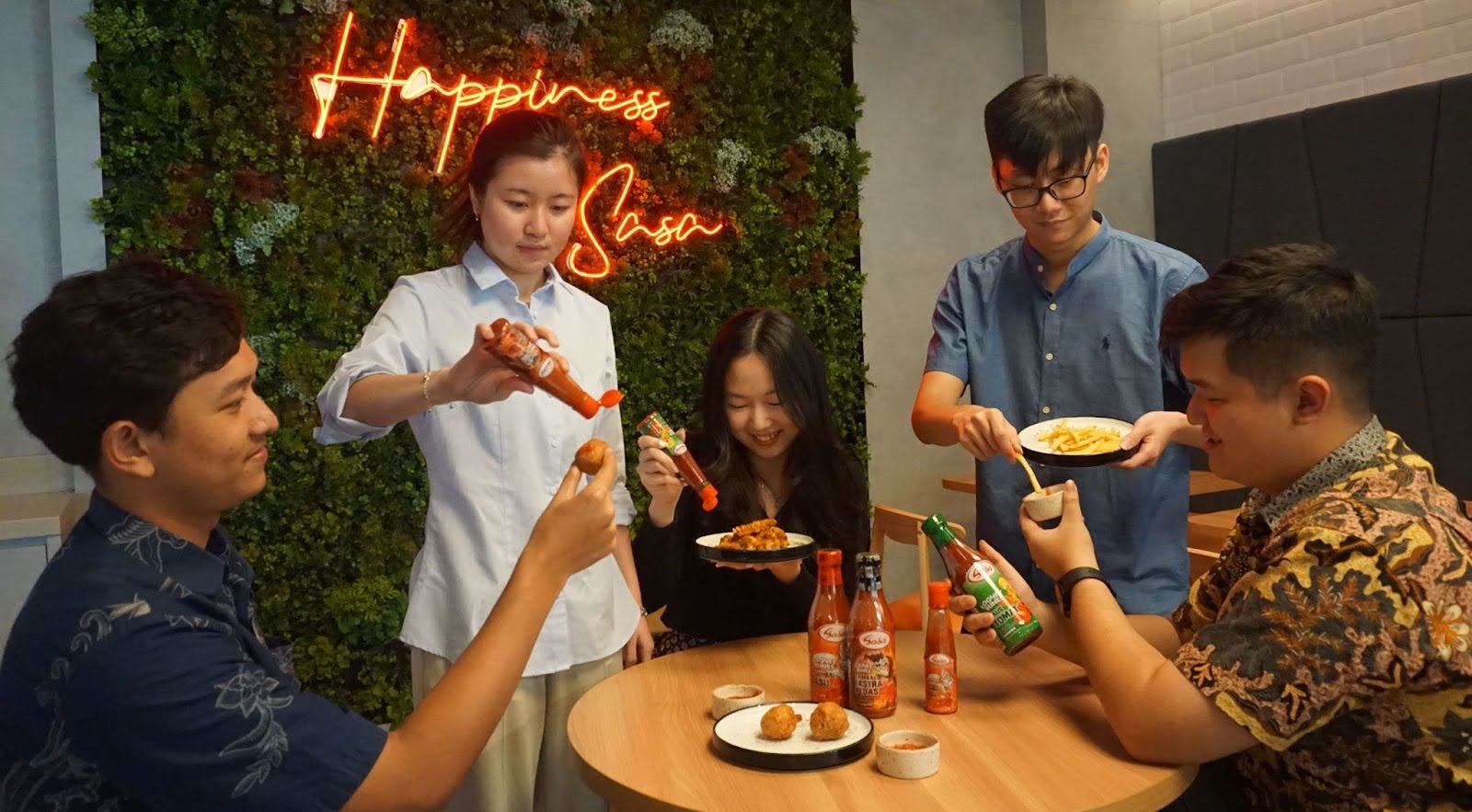 Bikin hari lebih seru, SASA kembali membagikan kebaikan lewat Saus Sambal yang membawa keceriaan
