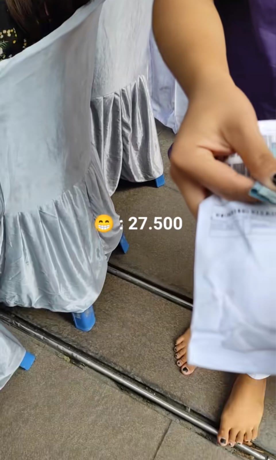 Niatnya antar paket COD ke acara pernikahan, kurir ini malah diperlukan bak tamu undangan