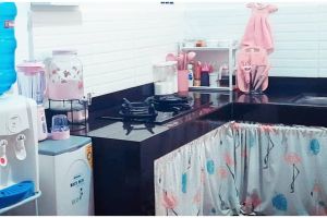 Tiap sudutnya cantik, 9 potret makeover dapur tanpa kitchen set nuansa pink ini jadi idaman mama muda