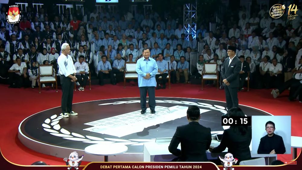 Format panggung debat pertama capres 2024 bikin warganet salah fokus, mirip saat ujian lisan