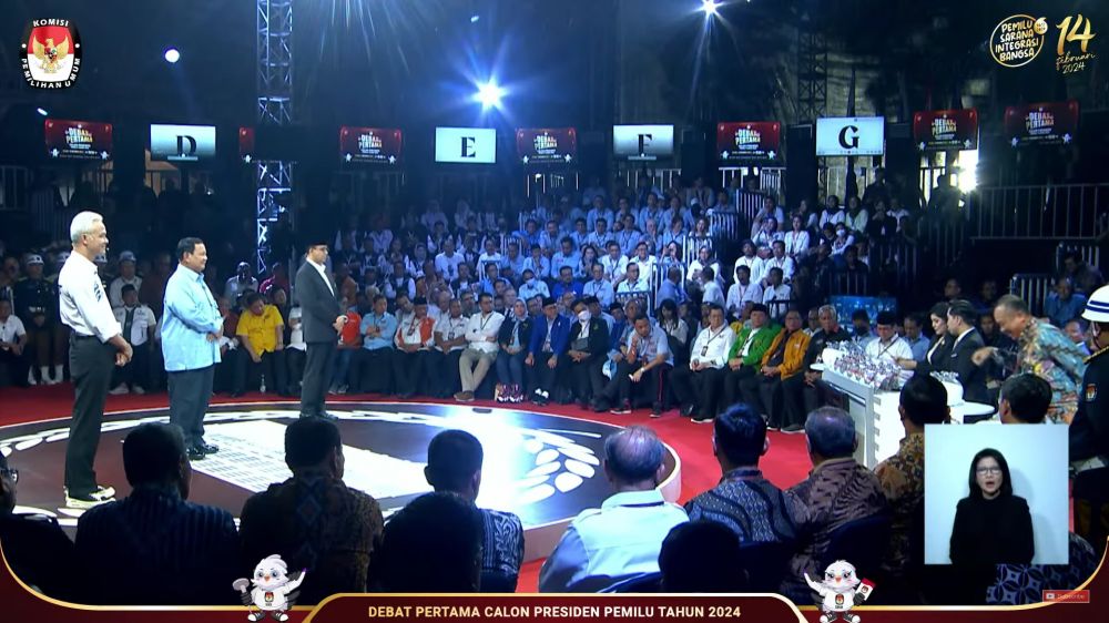 Format panggung debat pertama capres 2024 bikin warganet salah fokus, mirip saat ujian lisan