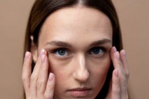 Tanpa kunyit dan kentang, begini cara atasi kantung mata hitam dan berkerut pakai 1 bahan minuman