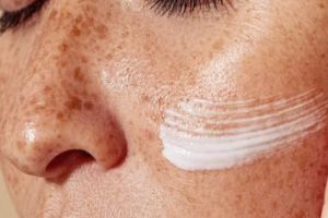 Tak cuma pakai timun, ini trik pudarkan flek hitam pigmentasi dengan tambahan 1 jenis tanaman hias