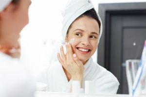 11 Rekomendasi moisturizer untuk kulit kering harga di bawah Rp 200 ribu, wajah halus dan sehat