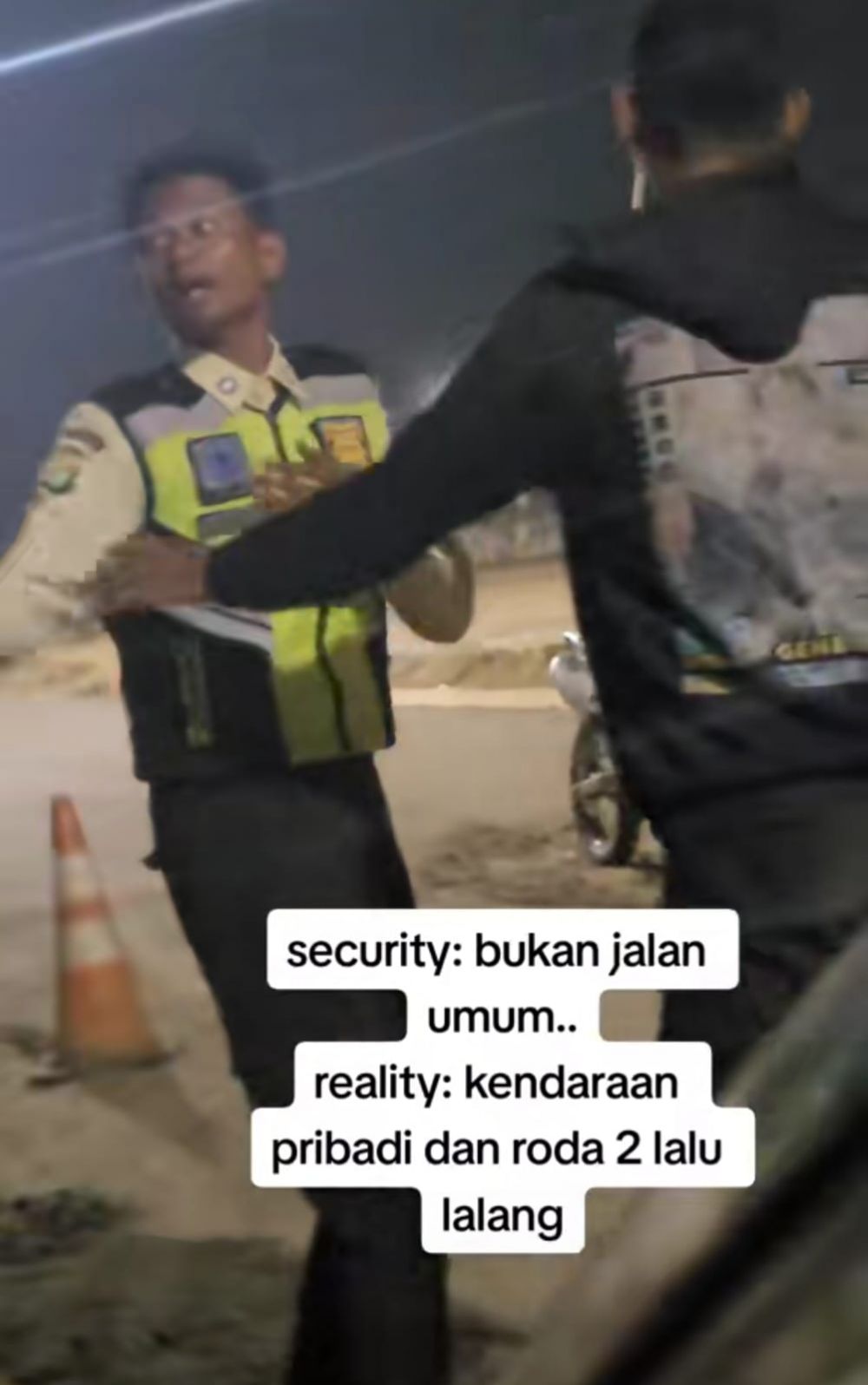 Tingkah emak-emak maksa masuk perumahan cluster ini bikin geram, tak paham meski satpam menjelaskannya