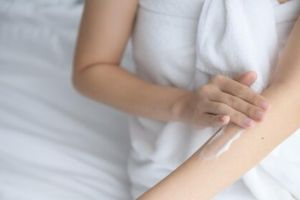 11 Rekomendasi body lotion untuk mencerahkan kulit di bawah Rp 150 ribu, badan glowing bebas kusam