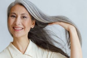 Tak cuma pakai daun kari, ini trik mengatasi rambut uban berlebih dengan tambahan 1 jenis bubuk buah