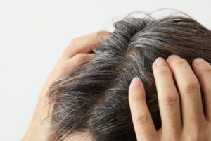 Bukan dioles vitamin, ini trik bikin hair tonic agar rambut beruban kembali hitam pakai 1 jenis daun