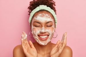 11 Rekomendasi facial wash untuk kulit kering merek lokal dari Rp 20 ribuan, bersih tanpa rasa ketarik