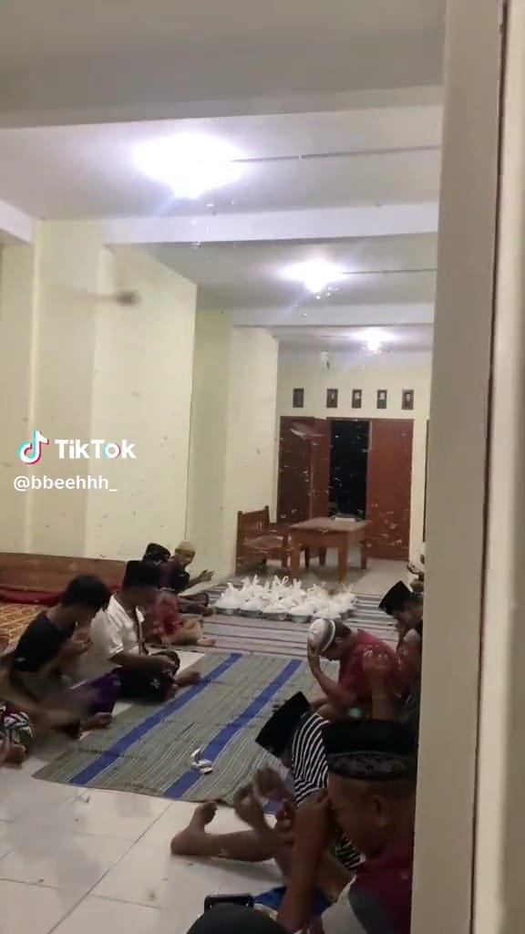 Momen hajatan diserang laron ini bikin salut sekaligus geleng kepala, layak dapat nasi berkat lebih