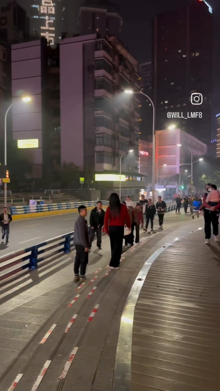 Desain kotanya bikin bingung, ada jalan raya dan angkutan umum di lantai 22