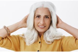 Tak aplikasikan semir, ini cara cegah rambut uban prematur pakai cat alami dari 1 jenis biji-bijian