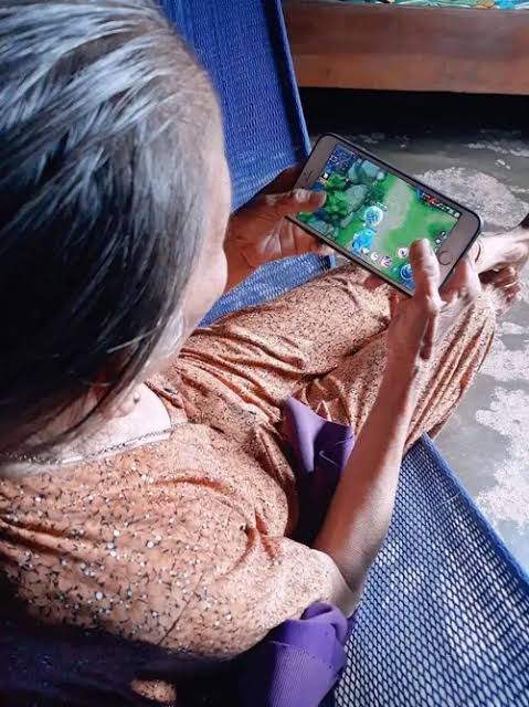 11 Potret kocak emak-emak kurang kerjaan ini bikin tepuk jidat, gabutnya nggak ada lawan