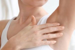 Tanpa kunyit dan baking soda, ini trik cerahkan ketiak hitam dan berbau pakai 2 jenis bahan minuman
