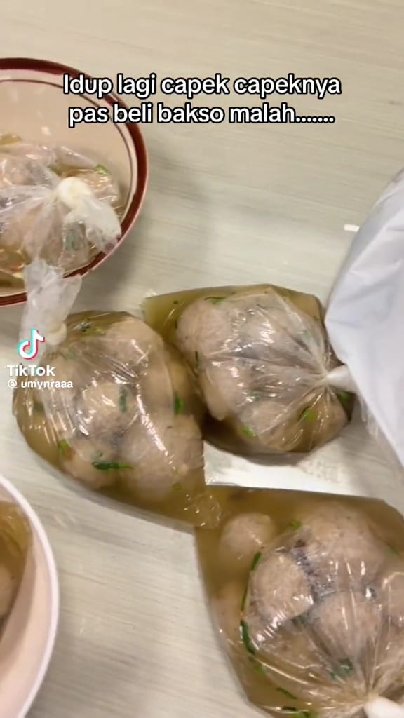 Hidup lagi capek-capeknya, cewek ini beli bakso malah dapat bonus absurd di luar dugaan