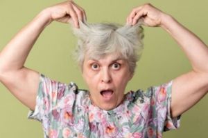 Tak cuma pakai minyak kelapa, ini cara menghambat tumbuhnya uban dengan tambahan 1 jenis daun