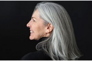 Rambut tetap hitam di usia 50-an, ini cara cegah munculnya uban pakai masker alami dari 1 buah