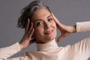 Nggak cuma pakai kopi, begini trik hitamkan rambut uban pakai tambahan 1 jenis daun