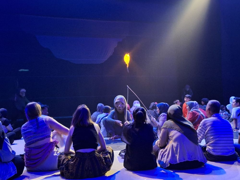 Stream of Memory 'Papermoon Puppet Theater' pulang, kontemplasi memori kali tua yang terlupakan