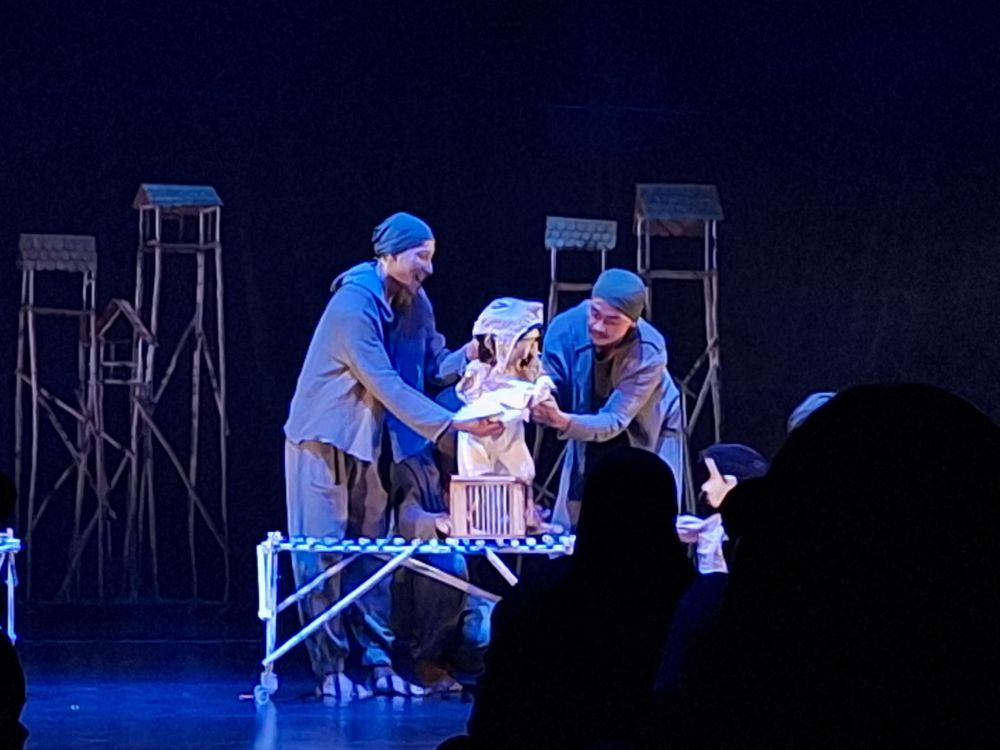 Stream of Memory 'Papermoon Puppet Theater' pulang, kontemplasi memori kali tua yang terlupakan