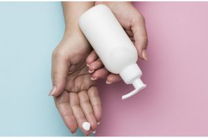 Tanpa beli hand cream, ini cara haluskan kerutan dan hempaskan noda hitam di tangan pakai 1 buah