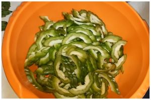 Bukan dengan garam atau asam jawa, ini cara menghilangkan rasa pahit pada pare pakai 1 bumbu dapur