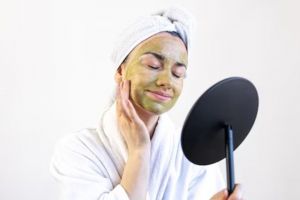 11 Rekomendasi masker wajah untuk kulit berminyak dan berjerawat mulai Rp 20 ribu, auto bersih & sehat