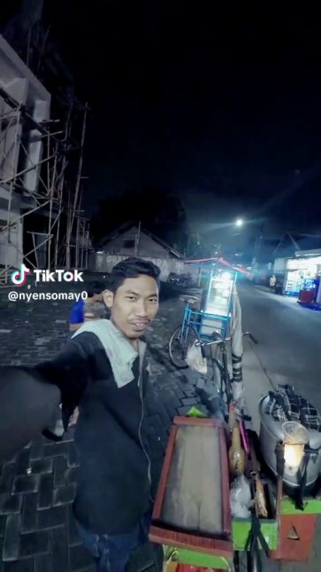 Momen pedagang keliling saling barter dagangan, tetap happy walaupun sepi pembeli