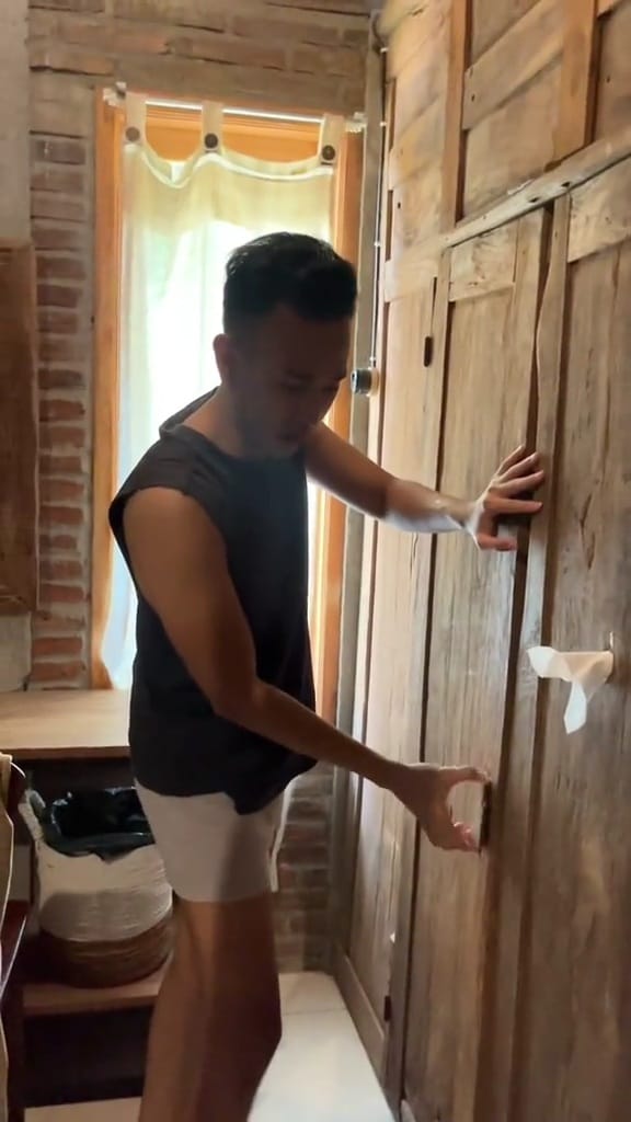 Auto merasa norak, cowok nggak tahu cara kunci pintu di hotel jadul ini bikin ketawa geli