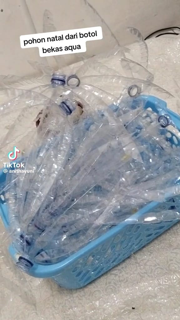 Mewah nggak mesti mahal, trik bikin pohon Natal dari botol plastik bekas ala cewek ini estetik pol