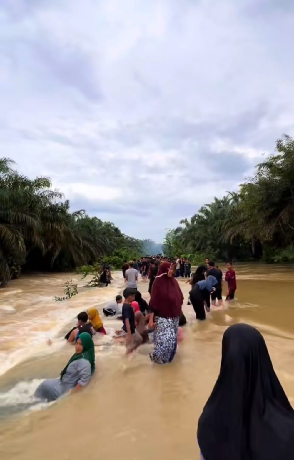 Alih-alih sibuk evakuasi, momen banjir di Riau ini malah jadi tempat wisata warga sekitar